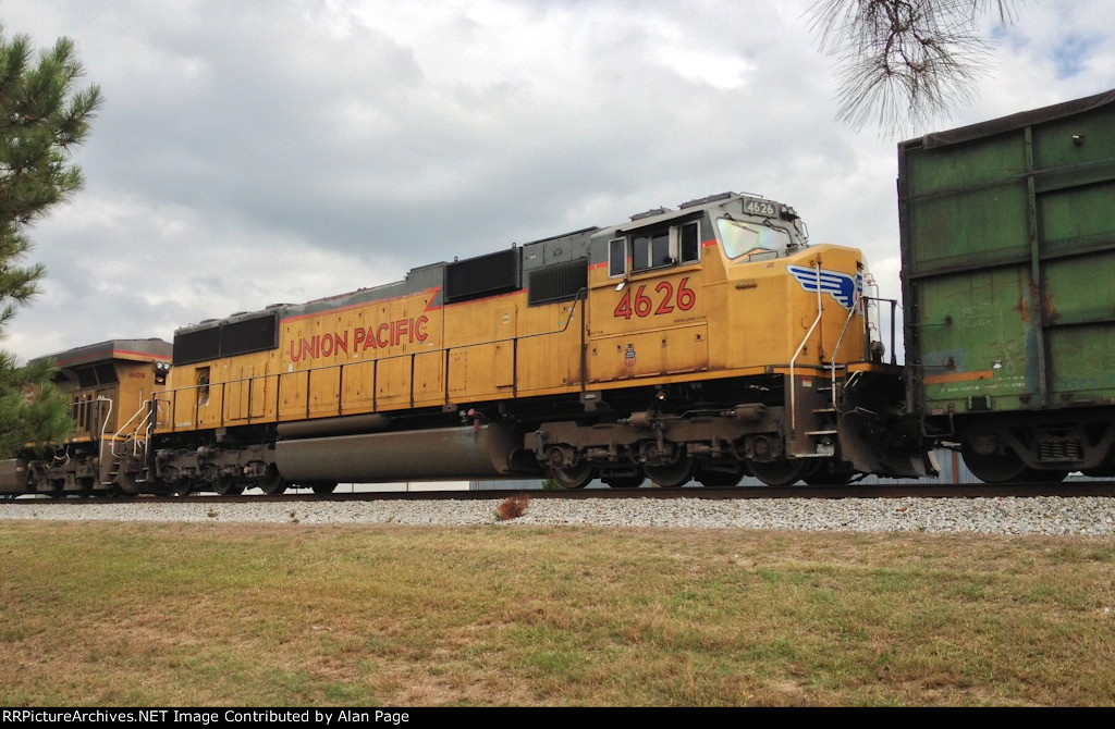 UP 4626 waits for green